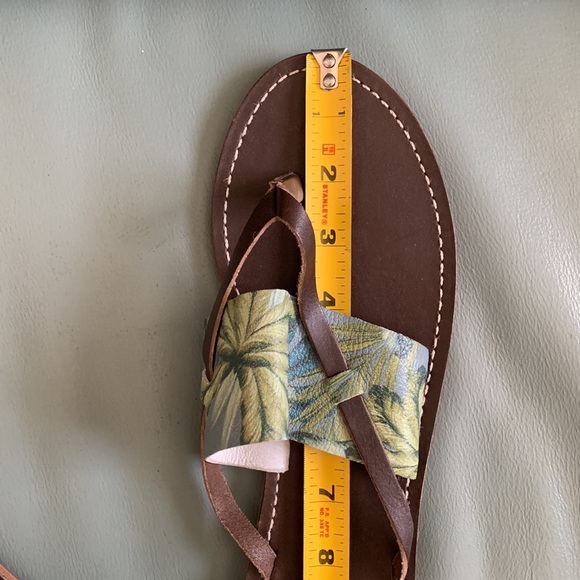 'Tommy Bahama Penelohpe' Leather  Sandal - Picture 10 of 11